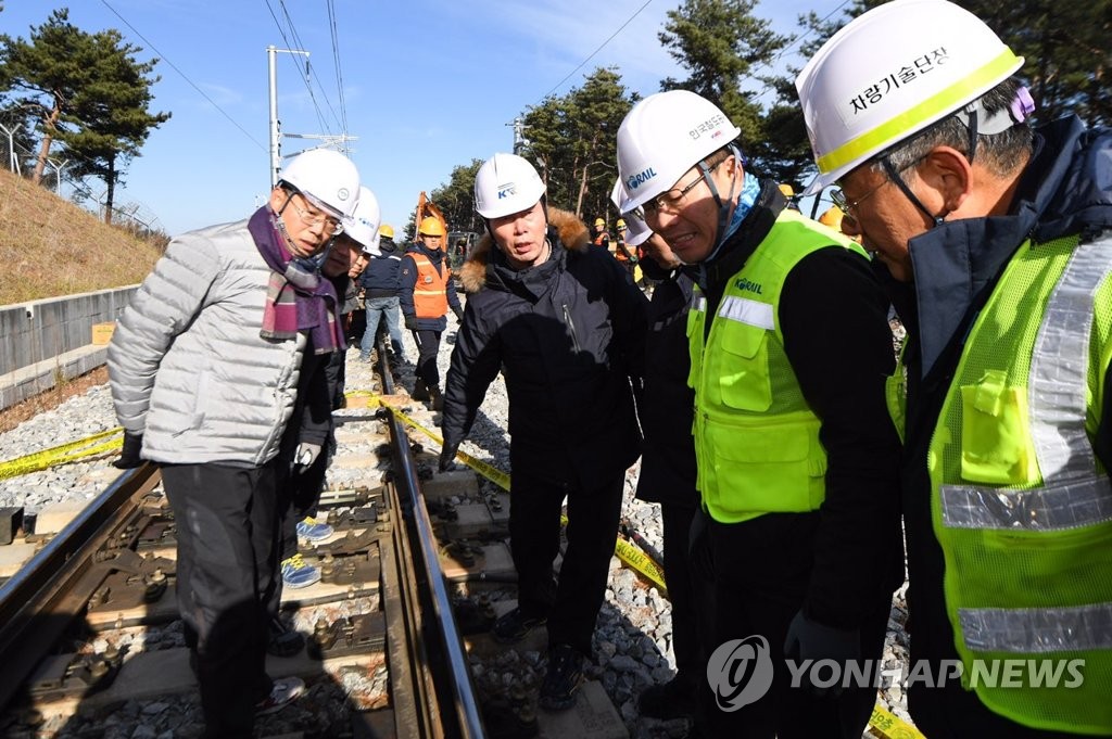 KTX 사고 현장 찾은 김정렬 차관