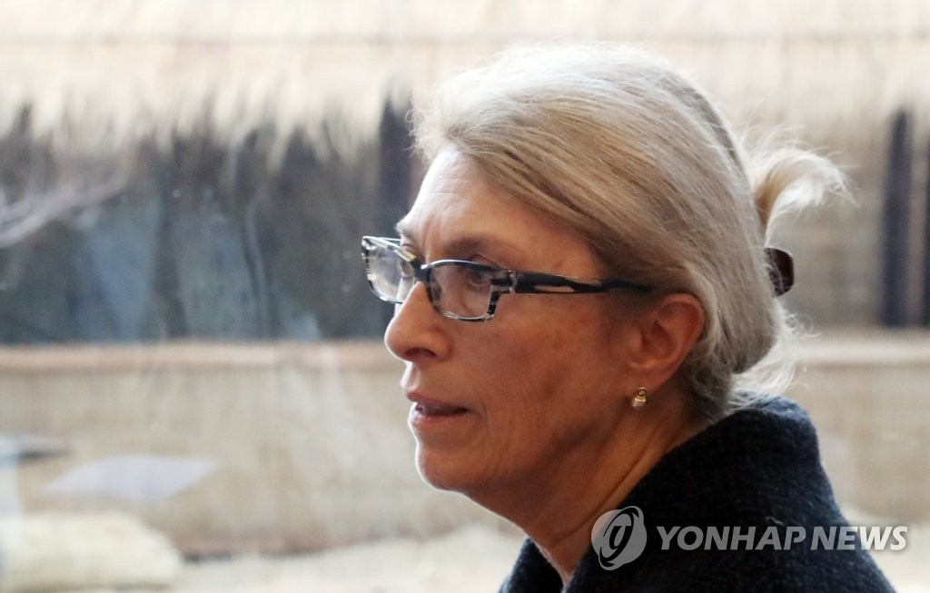 인터뷰하는 수아이 악소이 국제박물관협의회장