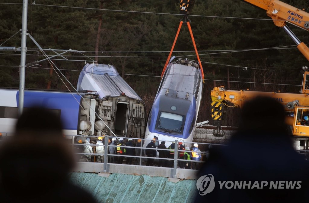 힘겨운 KTX 탈선 열차 복구작업