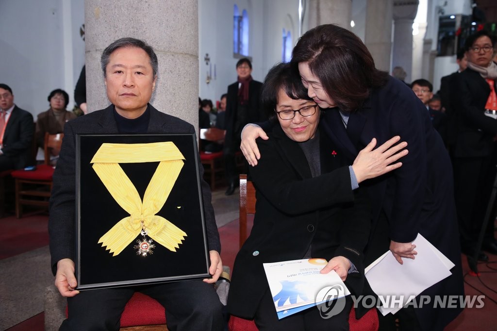 고(故) 노회찬 의원 유가족과 인사하는 심상정