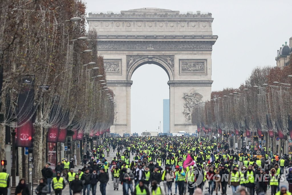 (파리 AFP=연합뉴스) 프랑스 전역에서 서민경제 개선대책을 요구하는 '노란 조끼' 5차 집회가 열린 15일(현지시간) 파리 최대 번화가 샹젤리제 거리에 수많은 노란 조끼 시위대가 모여 있다. 