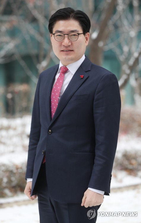 포즈 취하는 이정훈 강동구청장