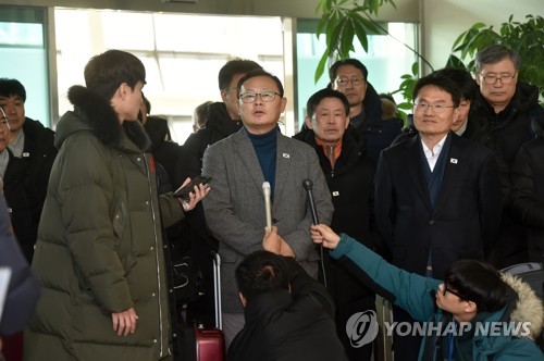 질문에 답하는 임종일 남북철도조사공동단장