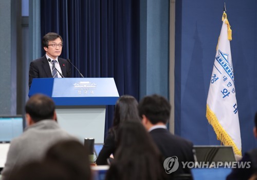 취재진 질문 받는 김의겸 청와대 대변인
