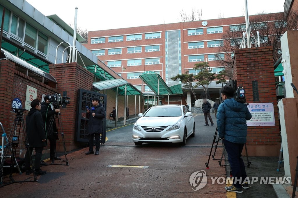 대성고 나서는 학교 관계자들