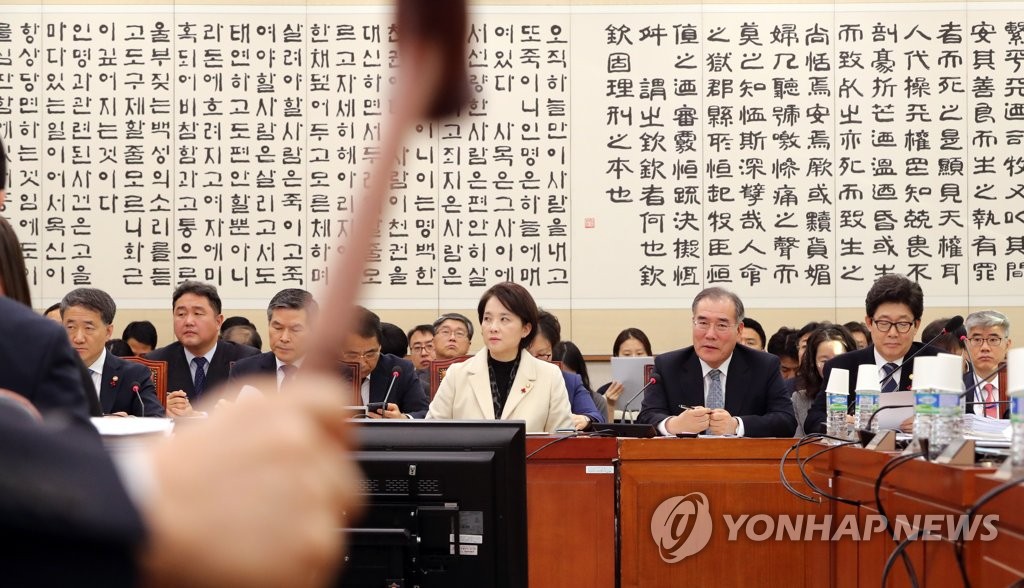 법안통과 지켜보는 국무위원들
