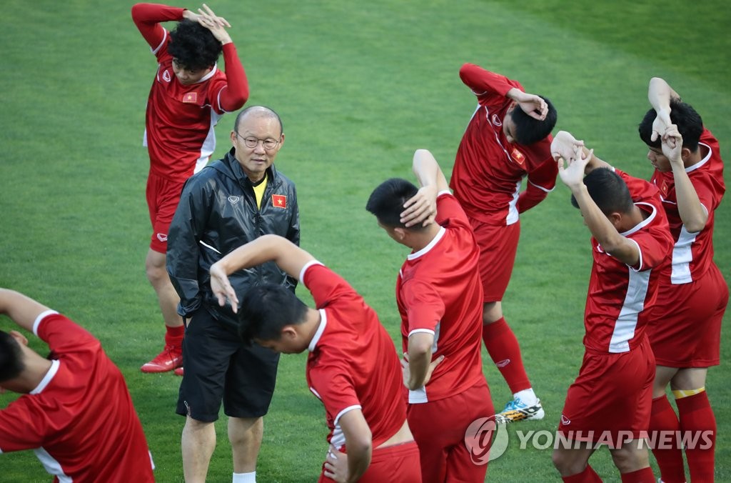 아시안컵 당시 선수들 체크하는 박항서 감독