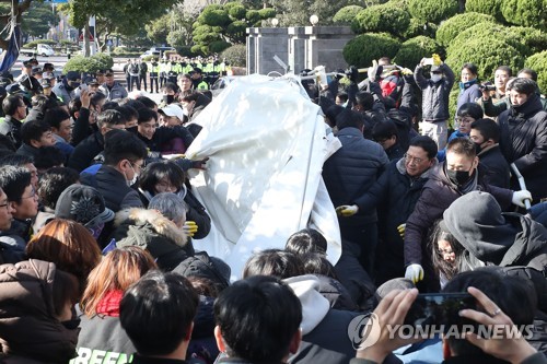 철거되는 제주도청 앞 농성천막