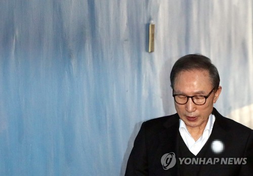 이명박, 법정으로