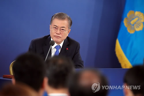 질문에 고민하는 문 대통령