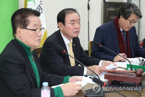 의원총회에서 발언하는 장병완 원내대표