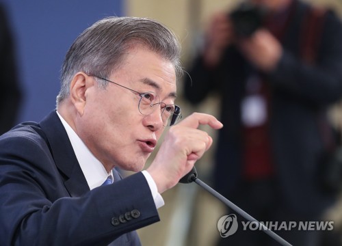 질문에 답변하는 문 대통령