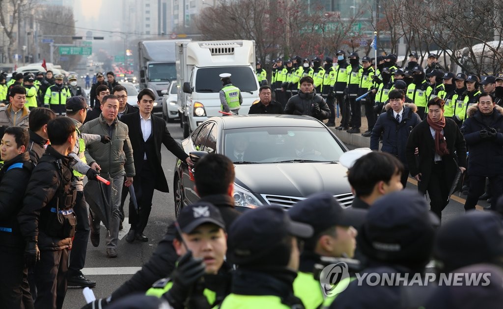 대법원 들어서는 양승태 차량