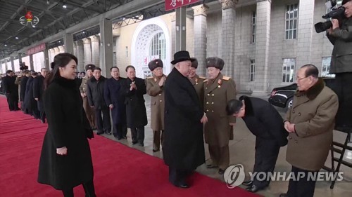 김정은 위원장에 90도로 인사하는 임철웅 내각 부총리