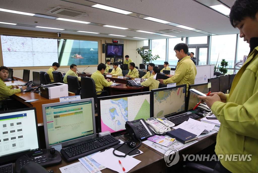 욕지도 낚시어선 사고 구조 상황 점검하는 해수부