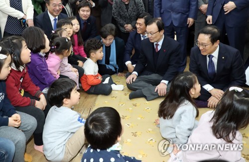 어린이들과 시간 보내는 이해찬, 홍영표