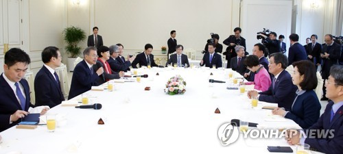 문 대통령, 더불어민주당 원내대표단과 오찬