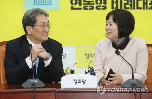 얘기하는 이정미 대표와 노영민 비서실장