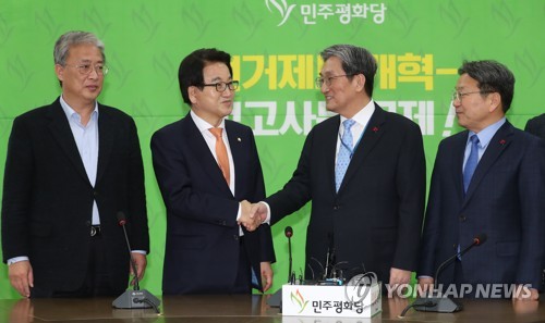 악수하는 정동영 대표와 노영민 비서실장