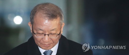 고개 숙인 양승태 전 대법원장