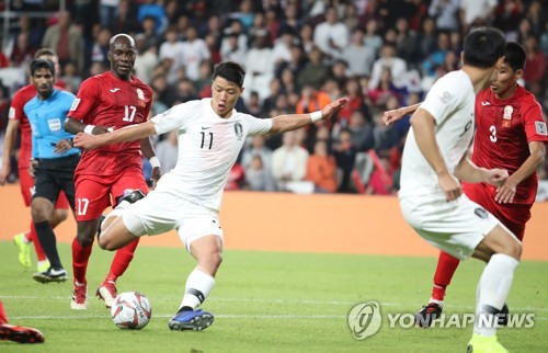 슛하는 황희찬