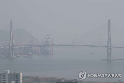 미세먼지 덮친 부산항