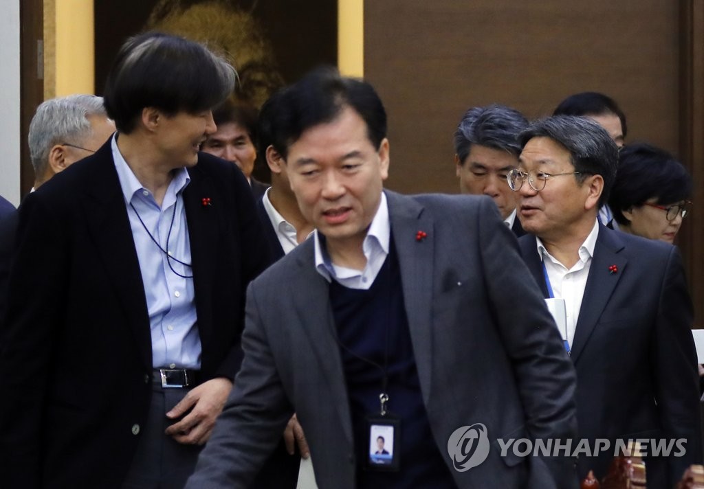 얘기 나누는 조국 민정수석과 강기정 정무수석
