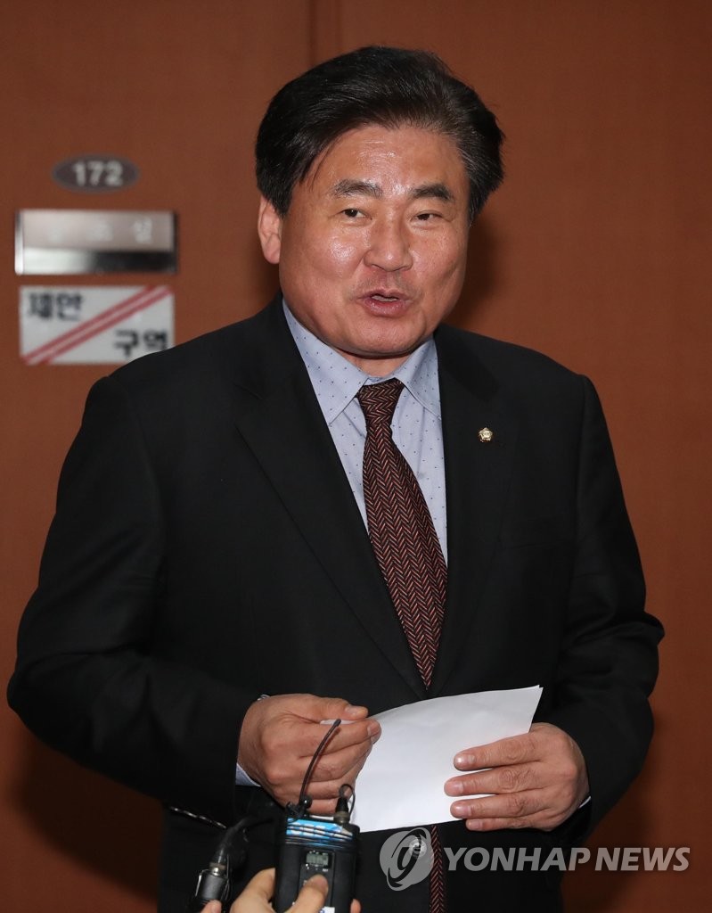 질문에 답하는 민주당 소병훈 조강특위 부위원장