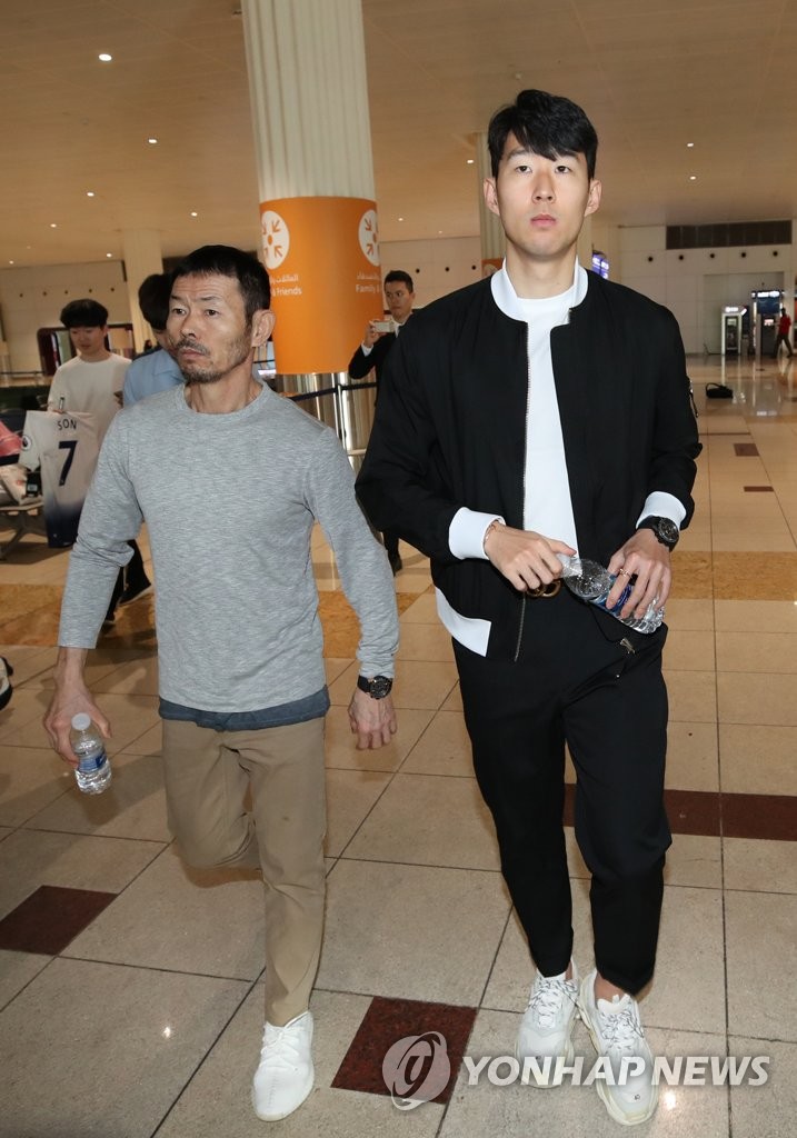 아버지와 함께 두바이 도착한 손흥민
