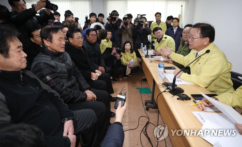 화재 피해 상인들과 간담회 하는 김부겸