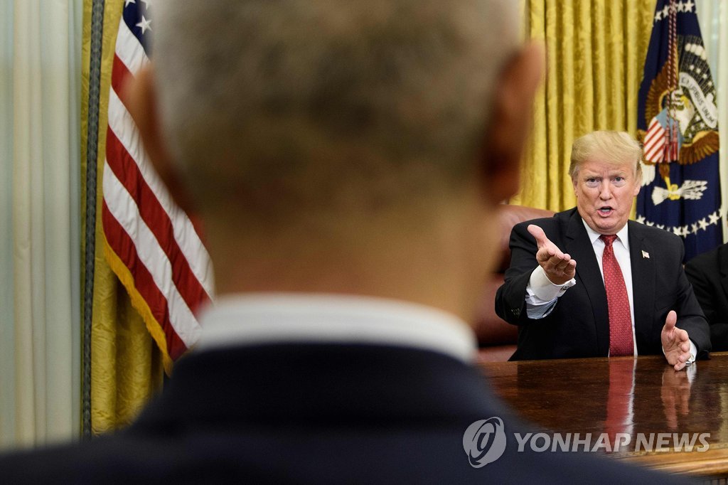 백악관서 대좌한 트럼프 미 대통령과 류허 중 부총리