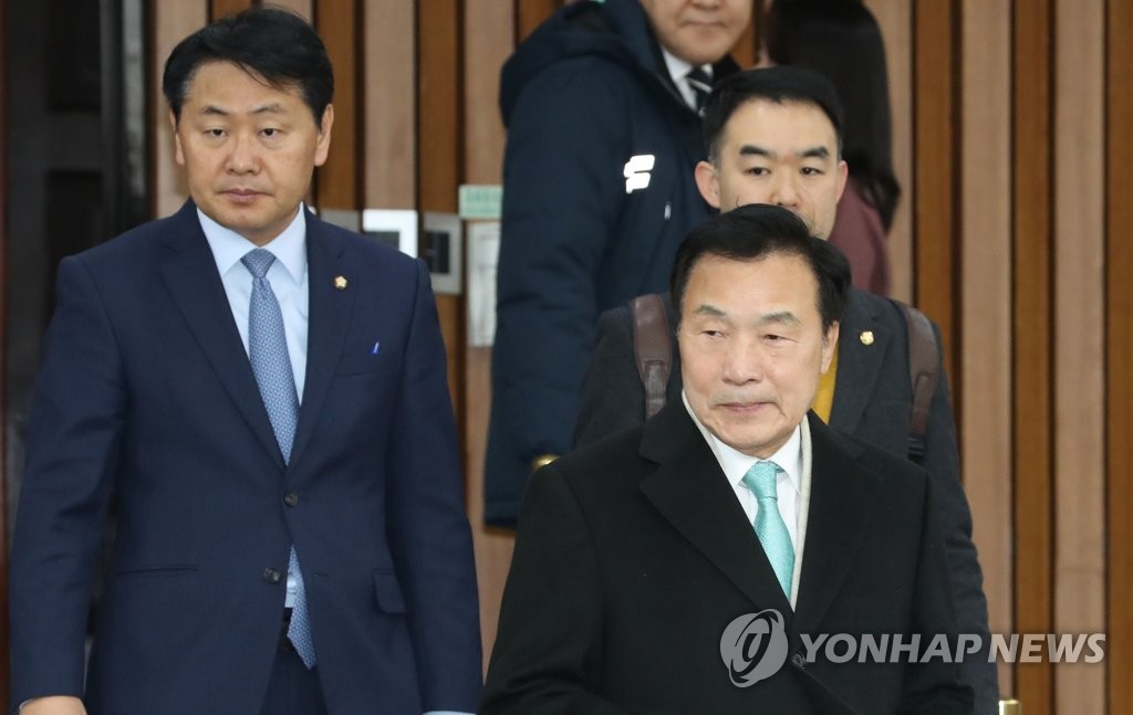 최고위원회의 참석하는 손학규