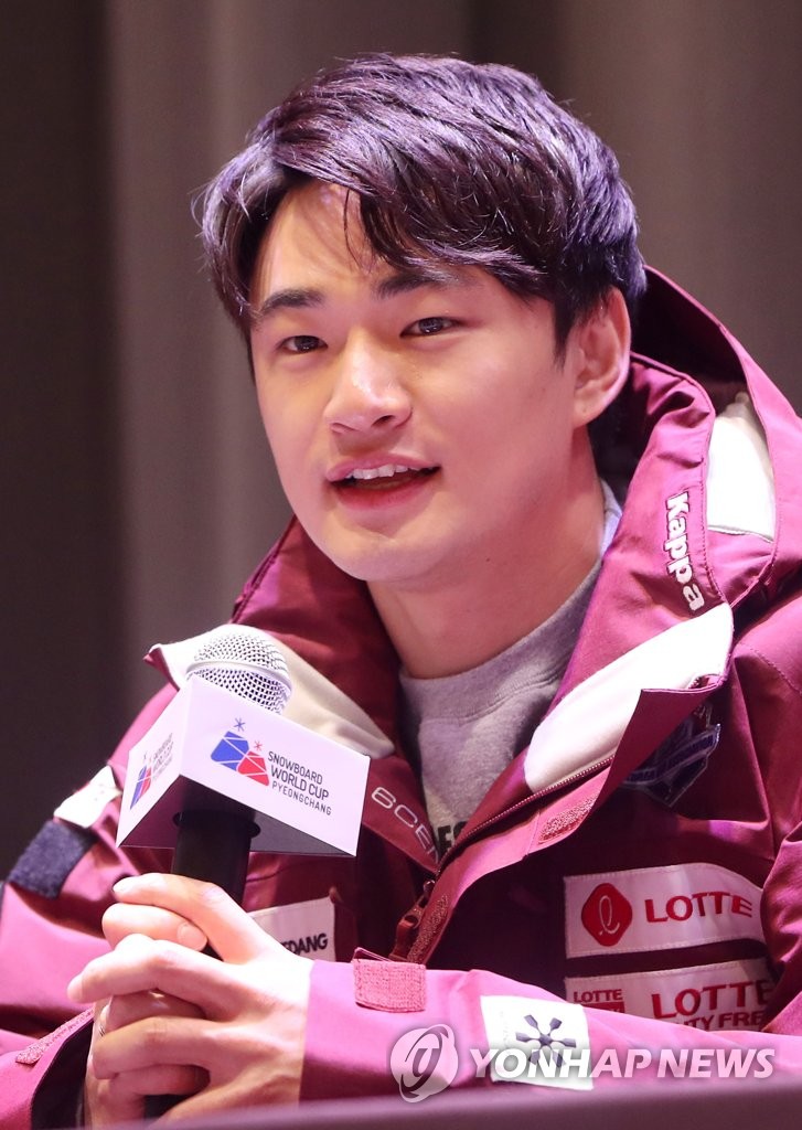 취재진 질문 답하는 최보군