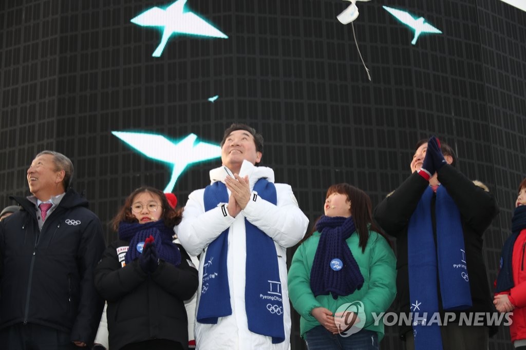 평화 비둘기 바라보는 이낙연 총리