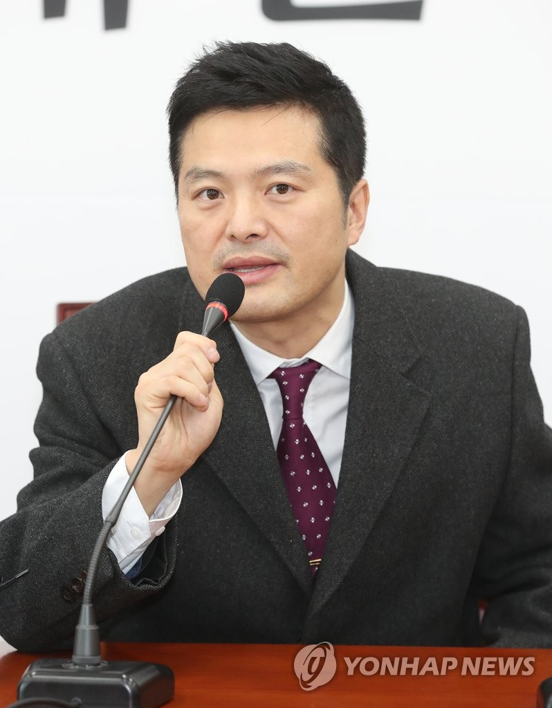 청와대 특별감찰반 진상조사 회의에서 발언하는 김태우