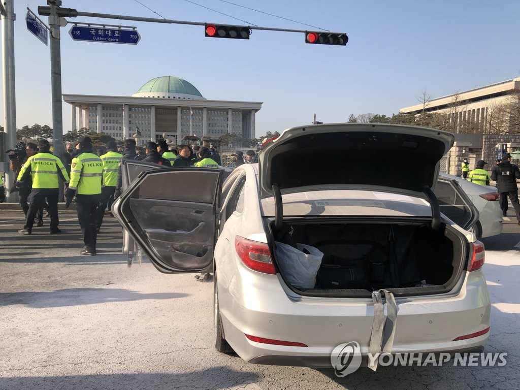 국회 앞 택시기사 분신 시도