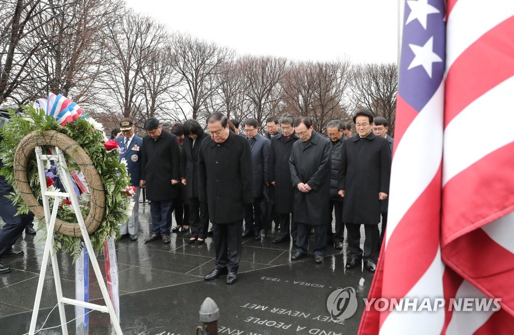문희상 의장 '참전용사기념비 앞에서 묵념'