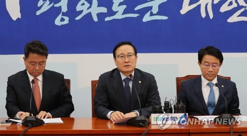 원내대책회의에서 발언하는 홍영표