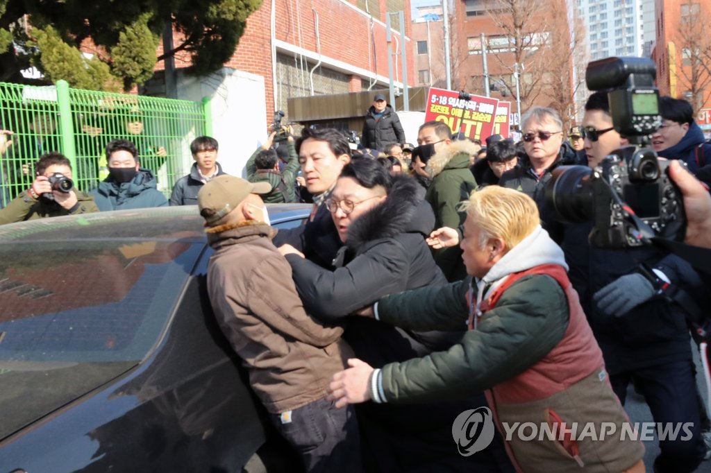 5·18단체 항의받는 김진태