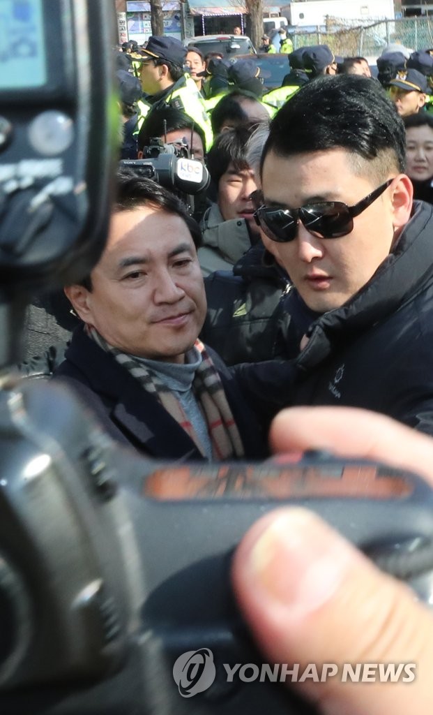 보디가드 대동하고 광주 방문한 김진태