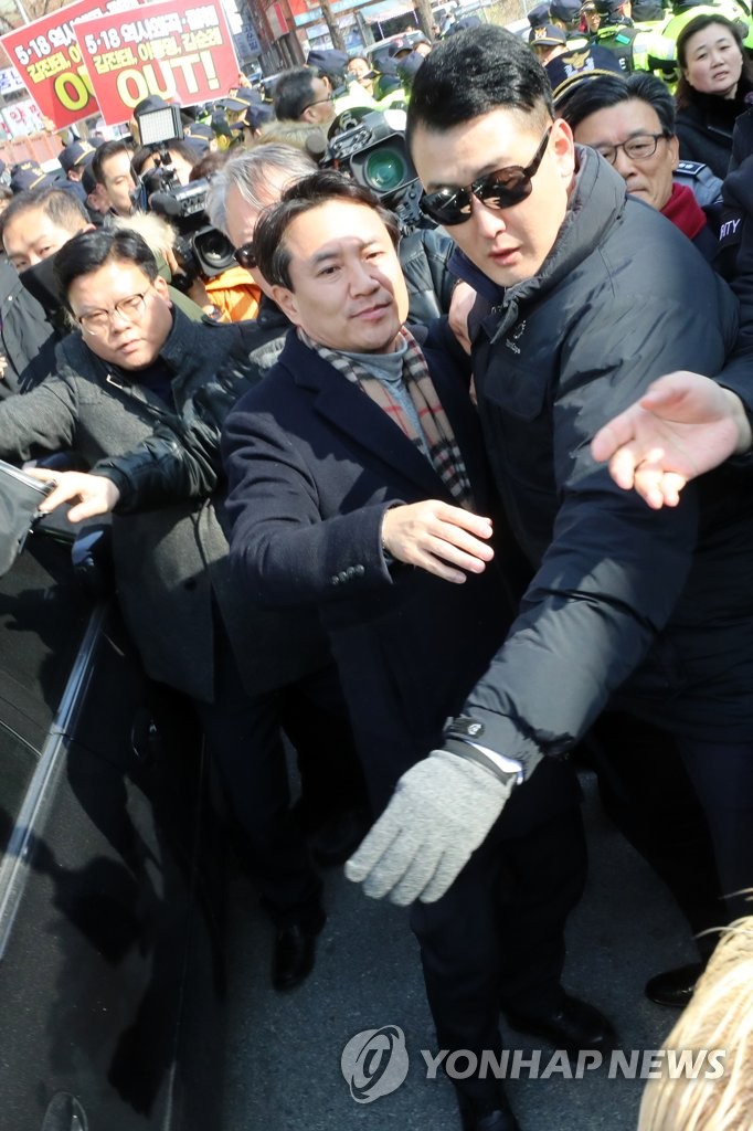 항의 뒤로하고 떠나는 김진태