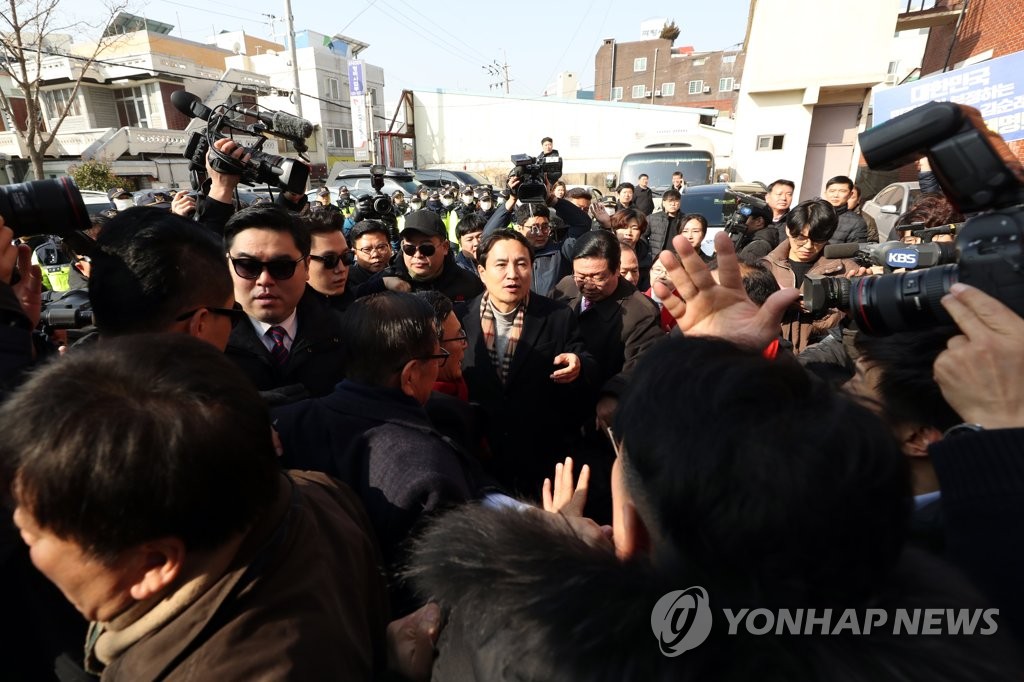 5·18유공자 항의받으며 광주 떠나는 김진태