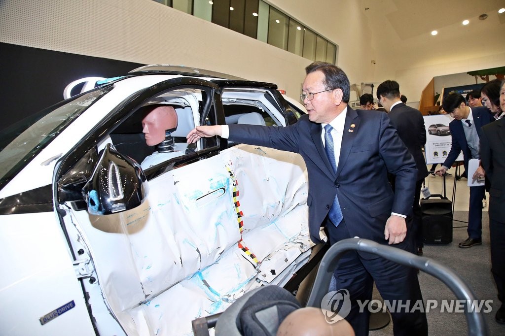 김부겸 장관 '수소전기차 충돌 안전성은'