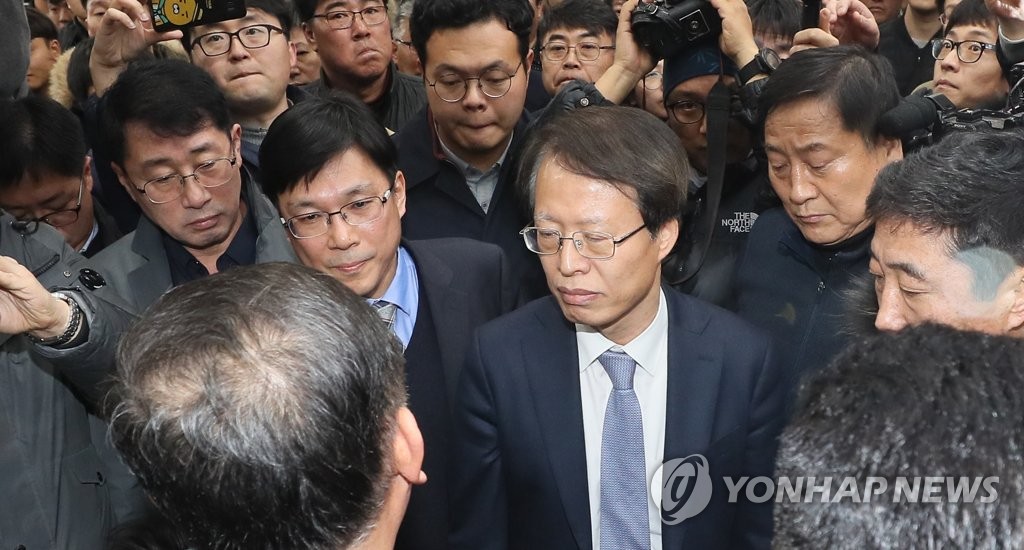 반대 주민들에 가로막힌 권용복 항공정책실장