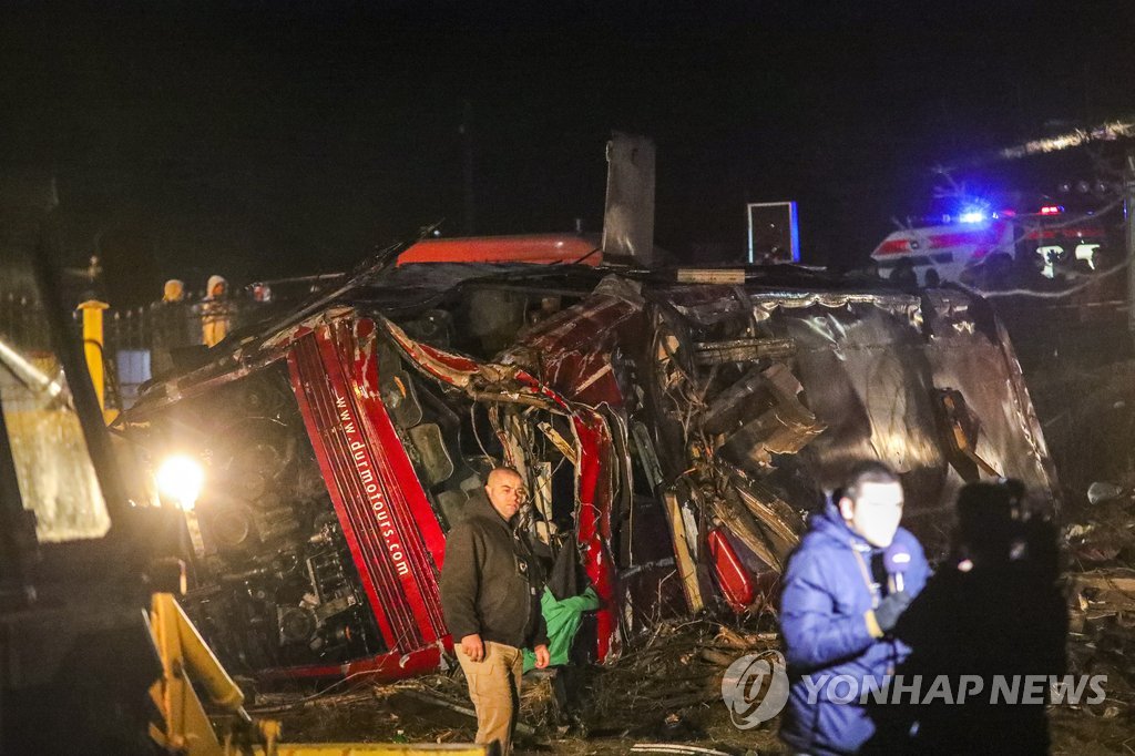 北마케도니아서 전복된 버스 …최소 13명 사망·30명 부상