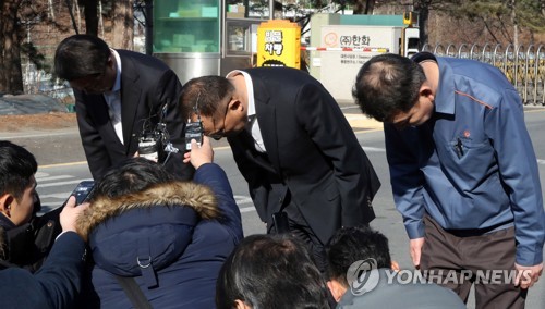 폭발사고 머리숙여 사과하는 한화