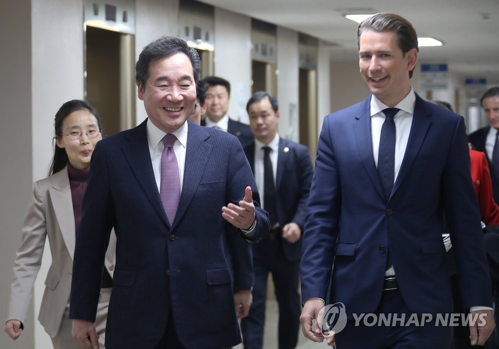 기자회견장으로 이동하는 한-오스트리아 총리