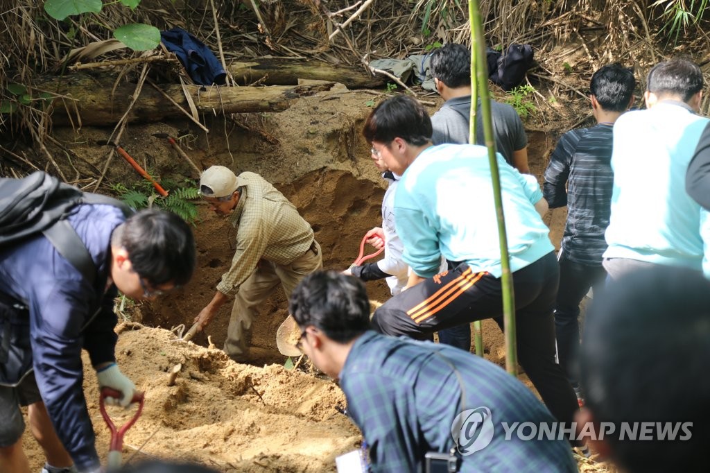 2019년 2월 15일 일본 오키나와의 기노자손(宜野座村)에서 한국인, 일본인, 재일조선인총연합회(조선총련)계 재일동포, 대만 시민 등이 유골 발굴 작업을 하고 있다.