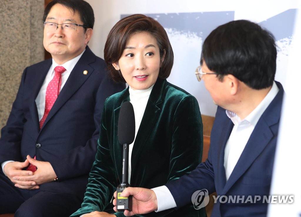 유튜브 채널과 인터뷰하는 나경원 원내대표