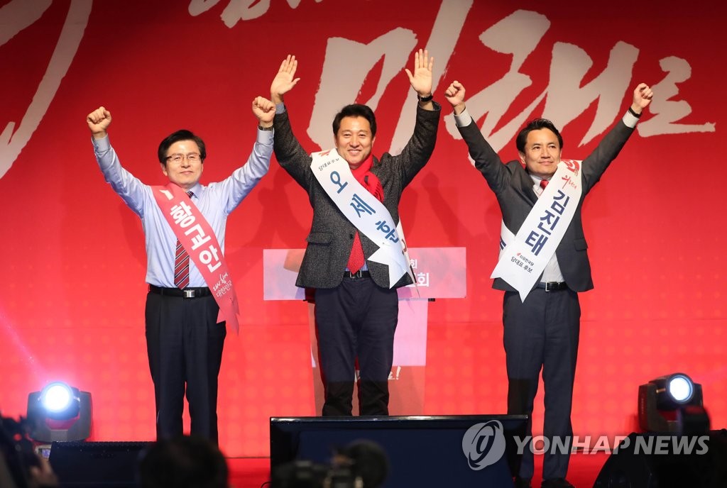 인사하는 한국당 당 대표 후보들